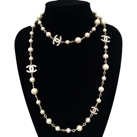 les chaînes de chanel|authentic Chanel necklaces.